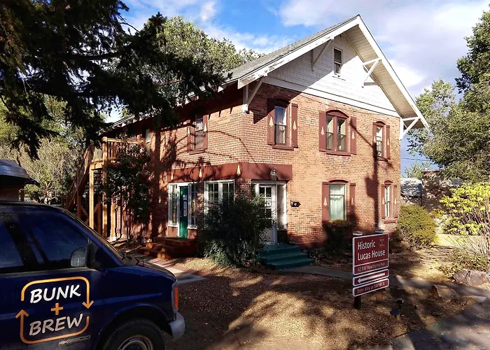 Bunk & Brew Historic Lucas House - Hostel